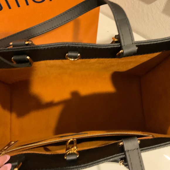 Louis Vuitton M45595
Onthego MM black handbag - Picture 11 of 12